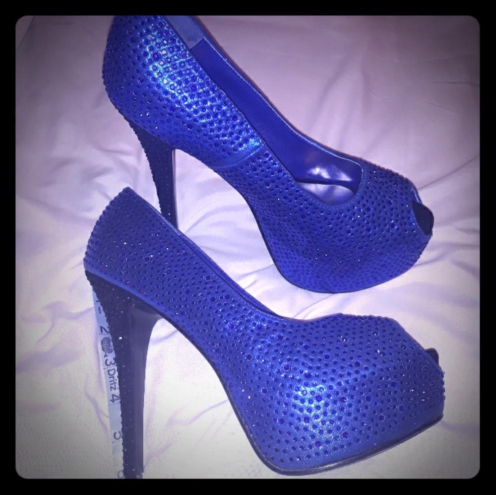 Stilletto pumps.